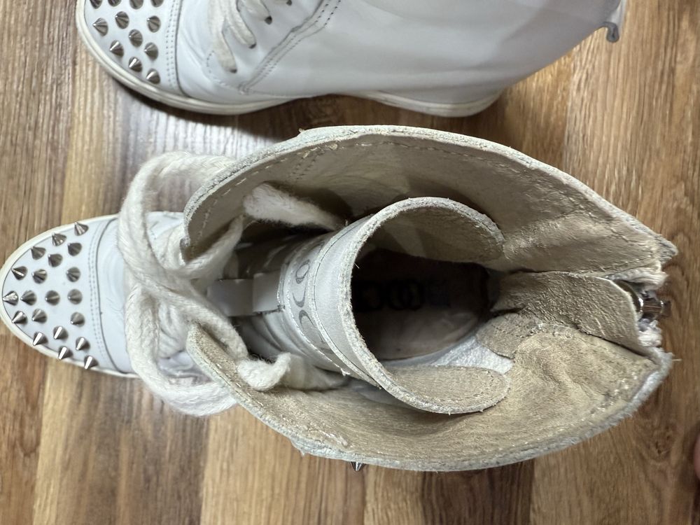 Sneakersy na koturnie z cwiekami booci 38
