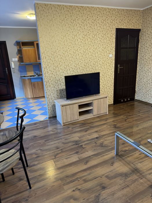 Do wynajecia w centrum Żywca kawalerka kompletnie umeblowana i wyp.