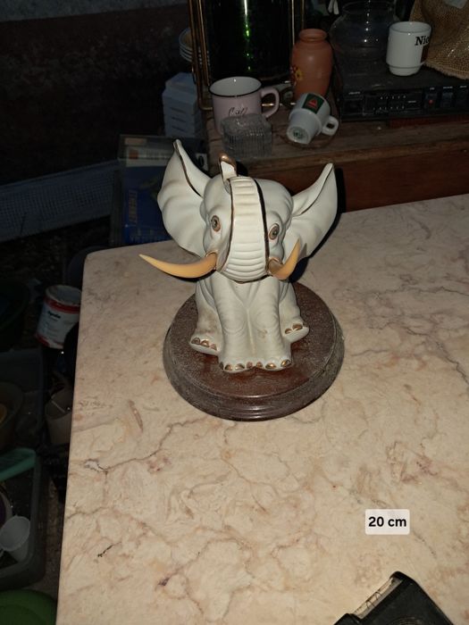 Elefante sentado em porcelana