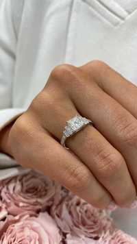 Pierścionek zaręczynowy z diamentami princess