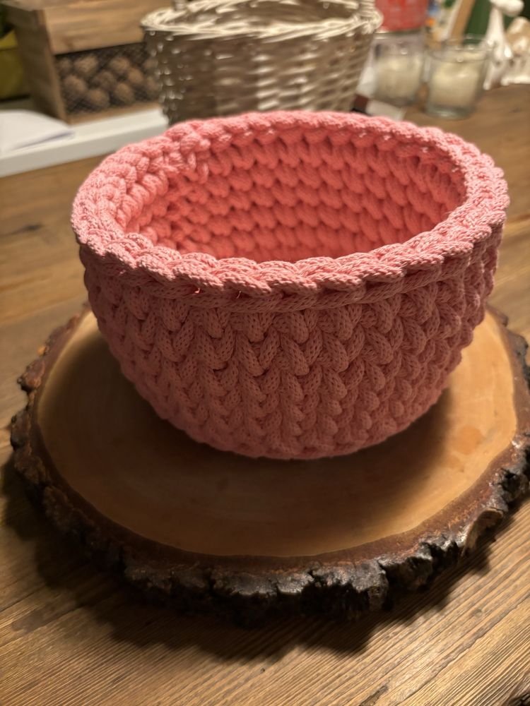 Różowy koszyk ze sznurka bawełnianego