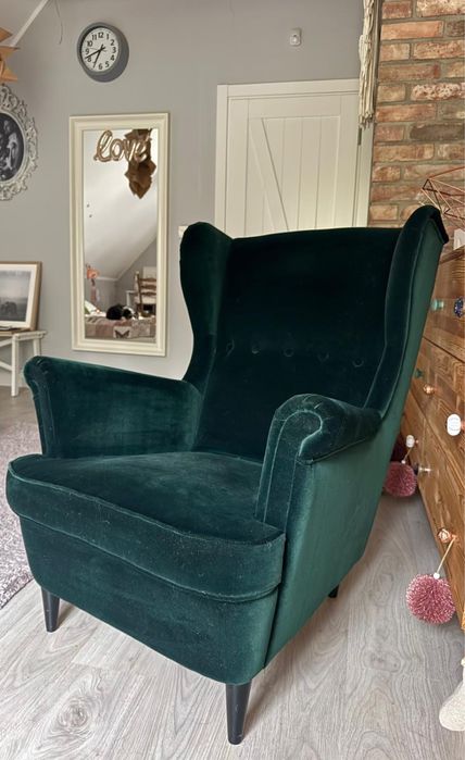 Zielony fotel uszak Strandmon z IKEA