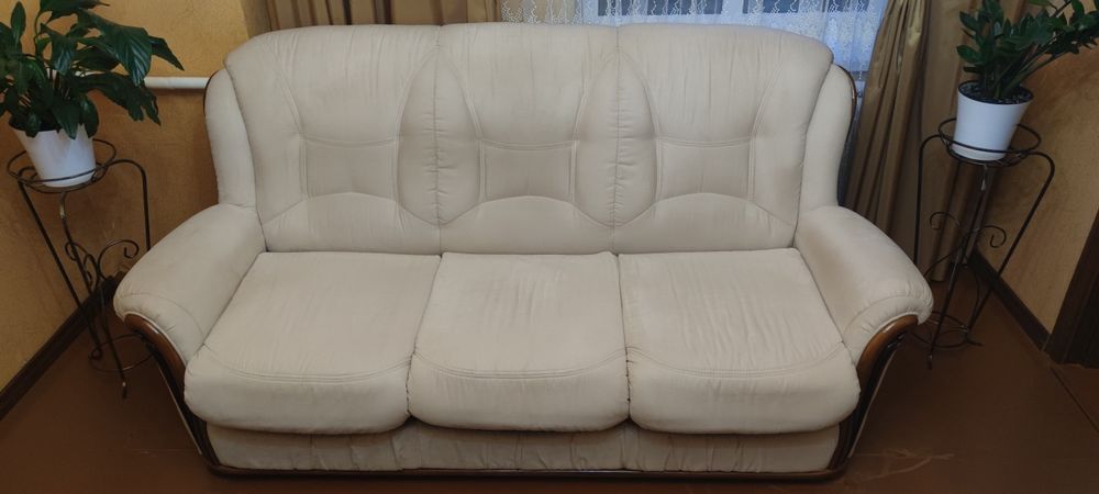 Продам диван з двома кріслами