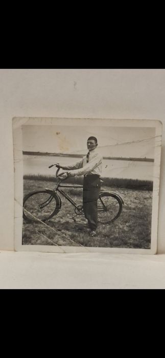 Mężczyzna z rowerem kozą vintage