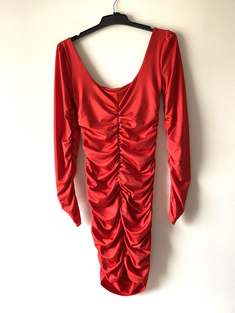 Czerwona marszczona sukienka dopasowana