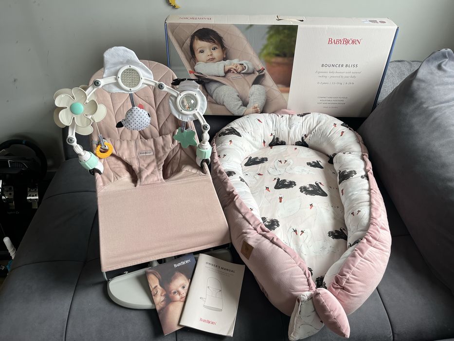 Leżaczek dziecięcy Babybjorn Bliss różowy kokon Lanila Tiny Love łuk