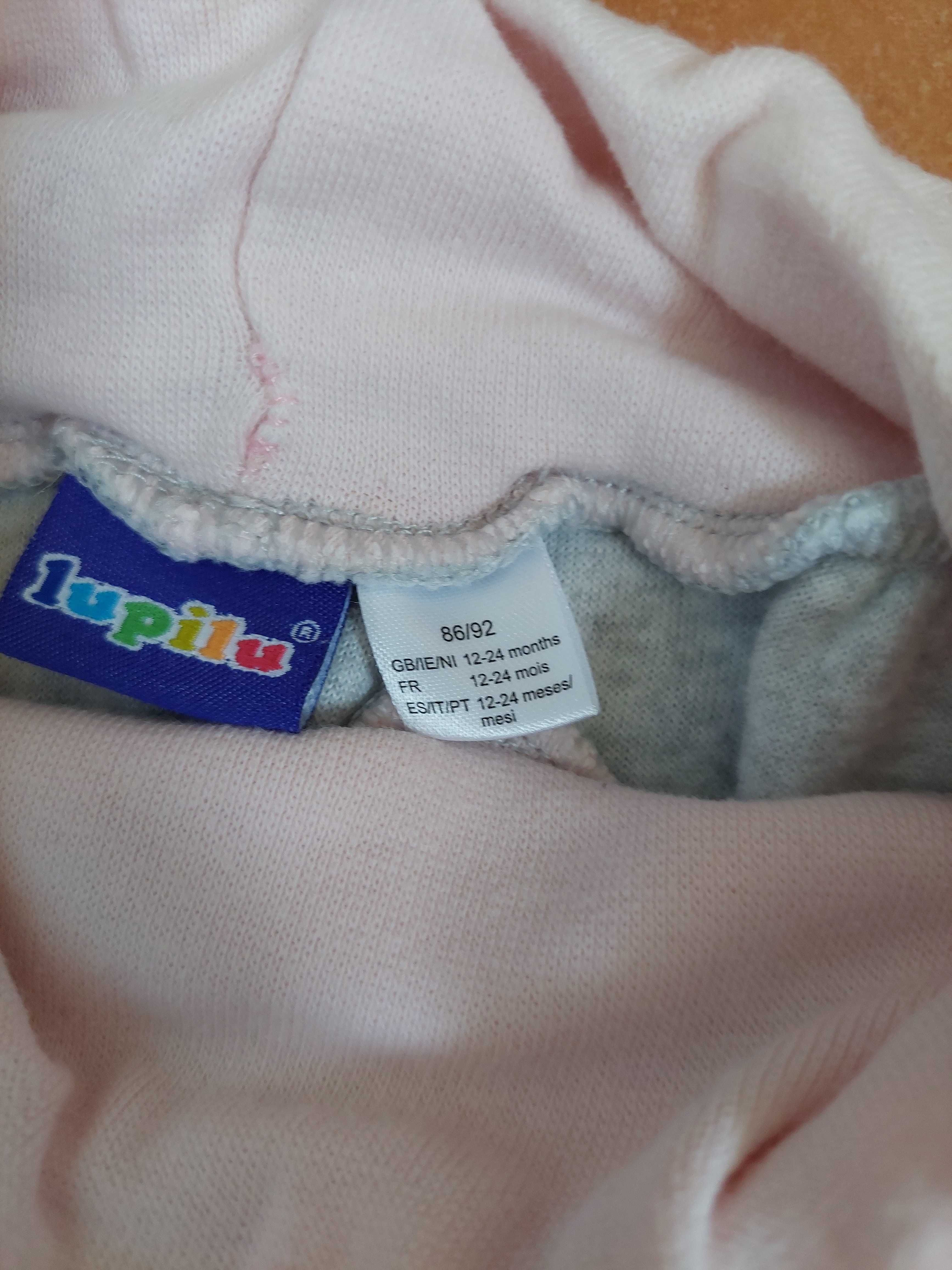 Várias peças de roupa de menina