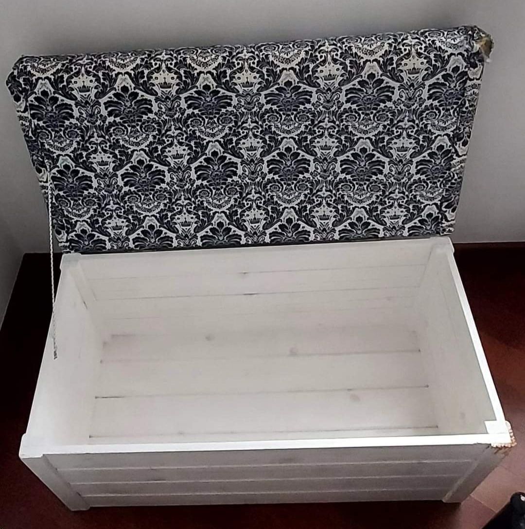 Drewniana skrzynia/kufer z tapicerowanym siedziskiem