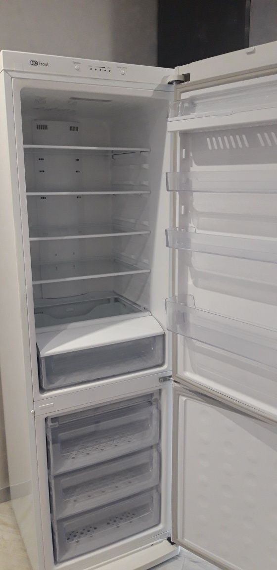 Холодильник Samsung. Модель RL48RSBSW