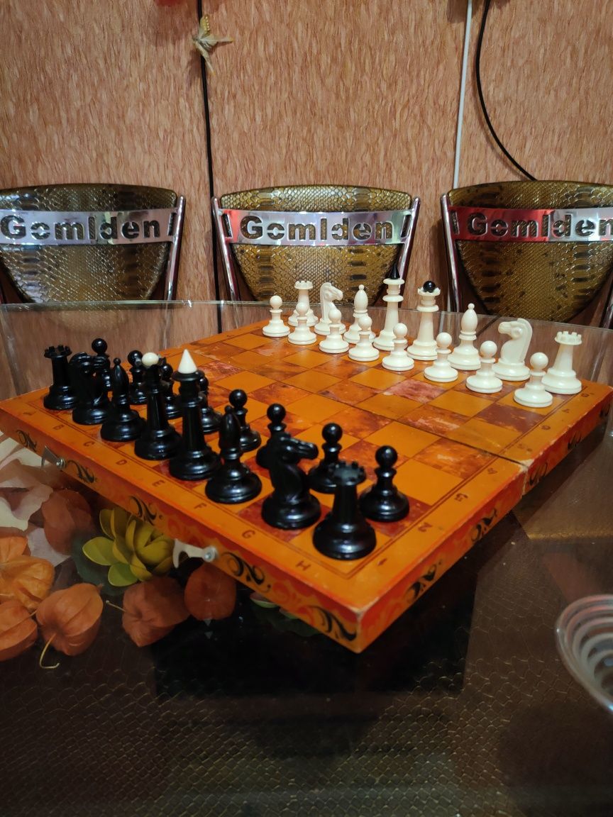 Набор СССР старые Карболитовые шахматы с доской 37х37 см.