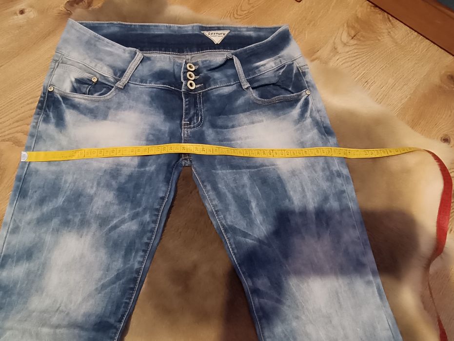 damskie jeansy z efektem sprania (acid wash)
