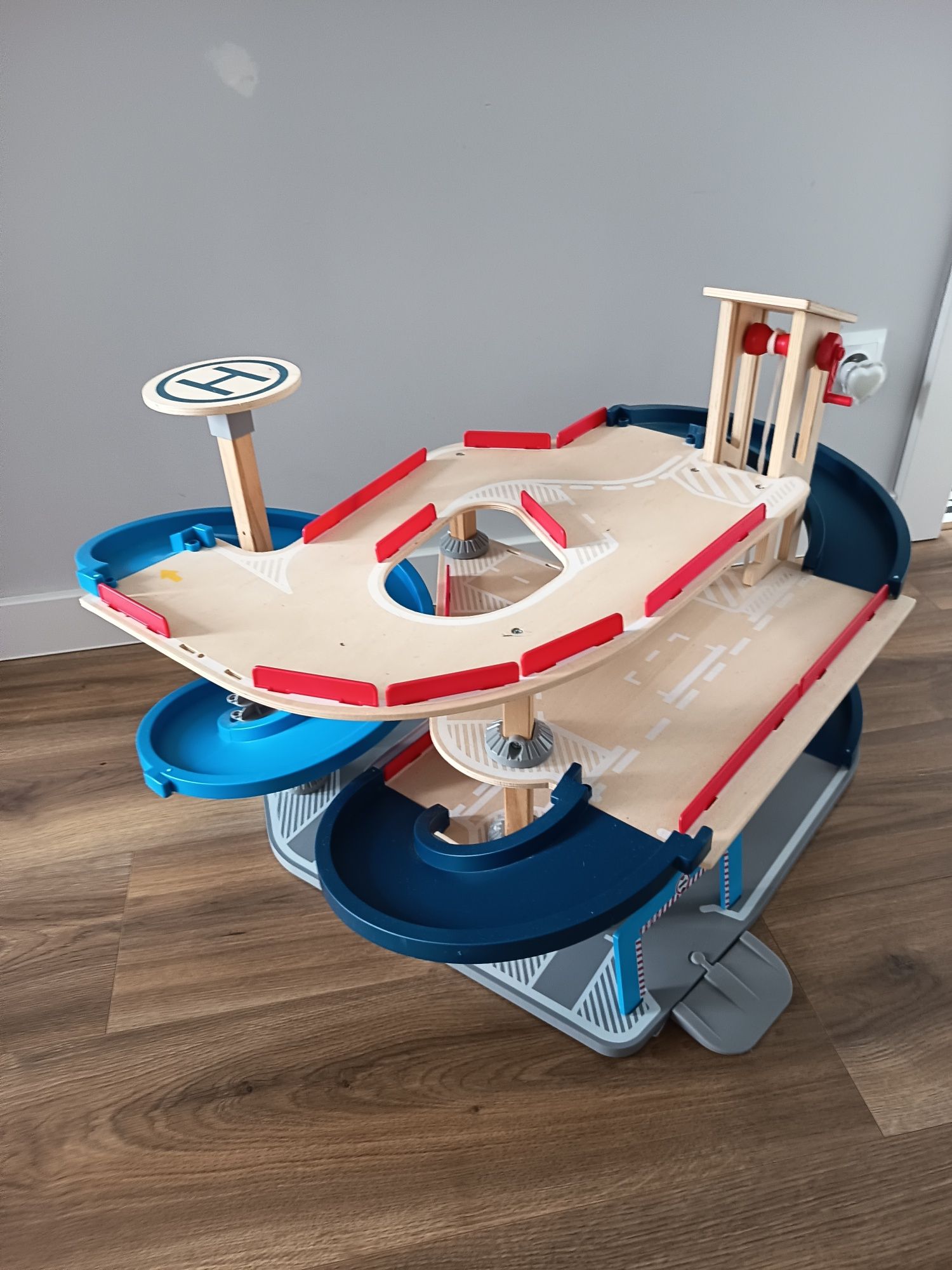Parking 4-poziomowy zjeżdżalnia tor zestaw drewniany PLAYTIVE