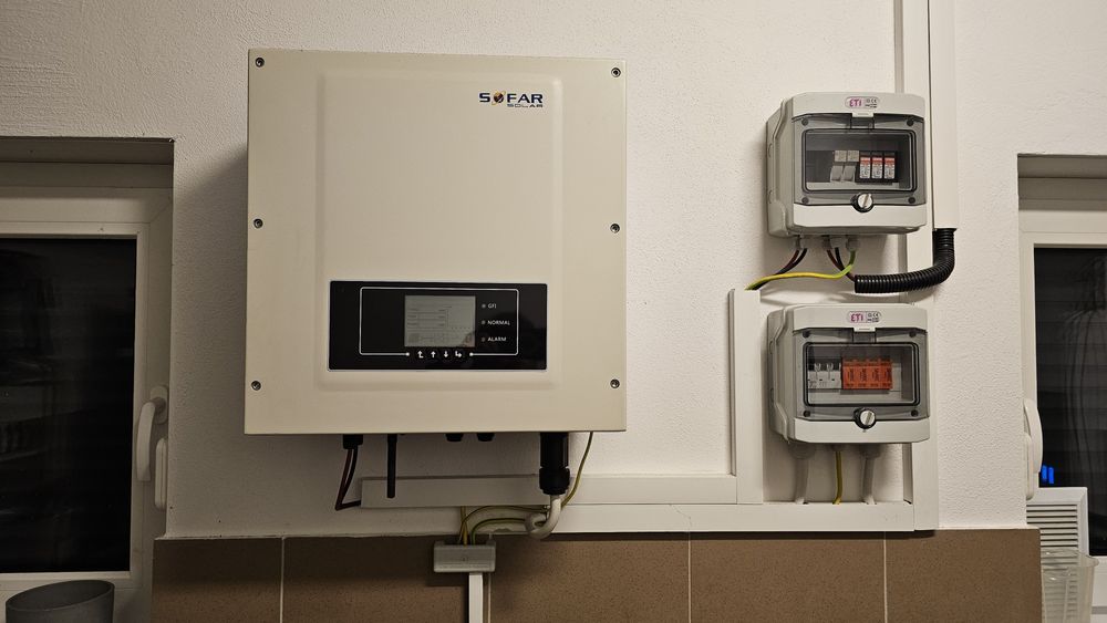 Falownik SOFAR 5.5 KTL-X Wi-Fi uchwyt ścienny i bezpieczniki