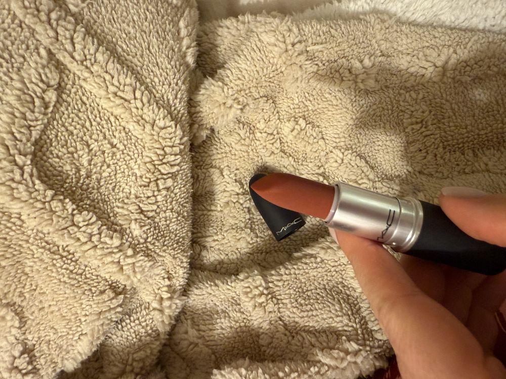 MAC DEVOTED TO CHILI Powder Kiss Lipstick Pomadka