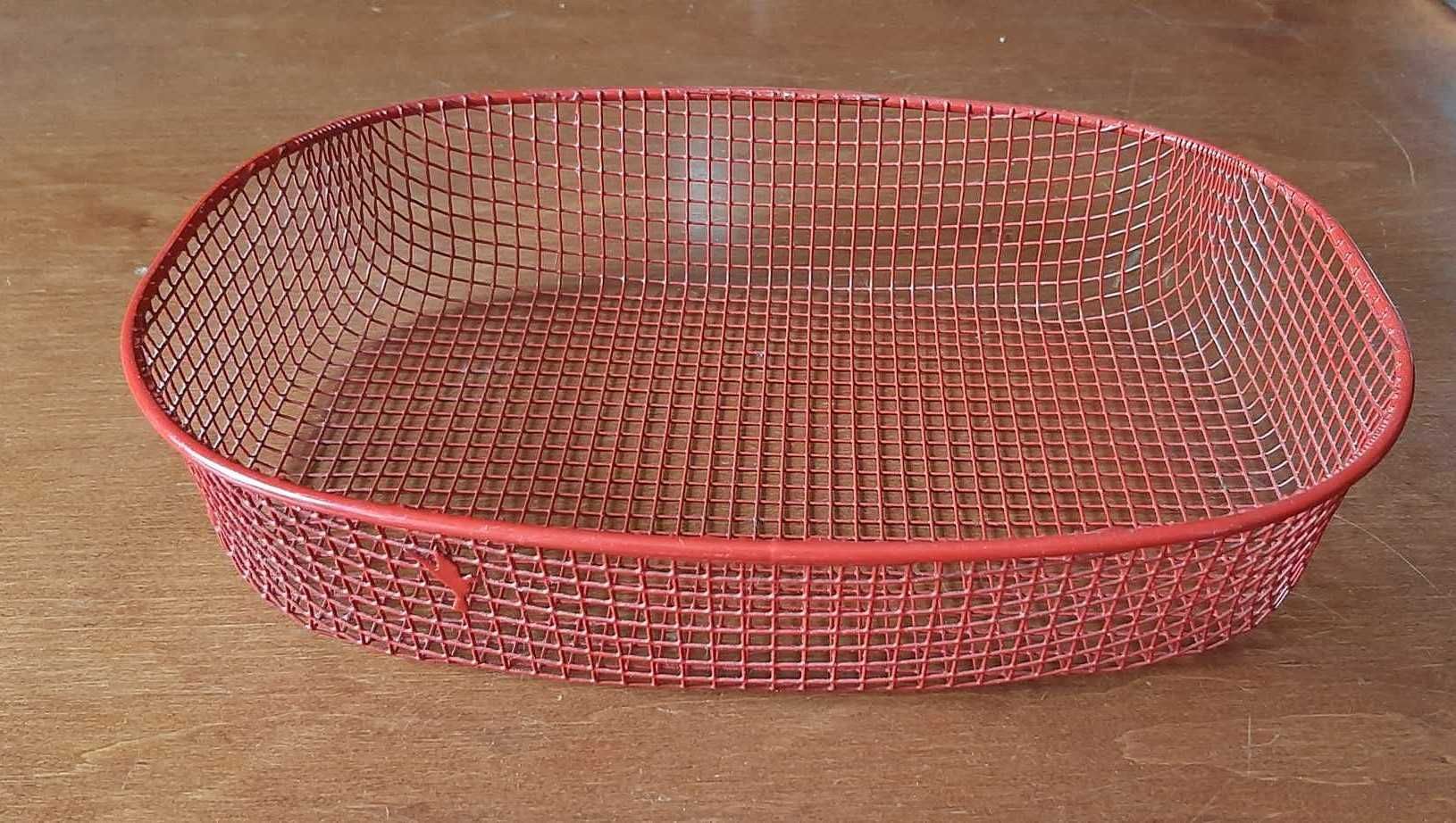 Czerwony metalowy koszyczek na owoce / warzywa