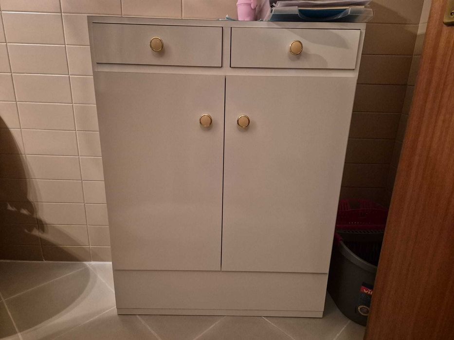 Armário branco em bom estado