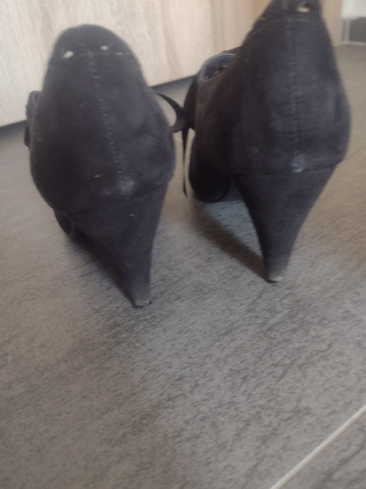 Buty na obcasie wiązane