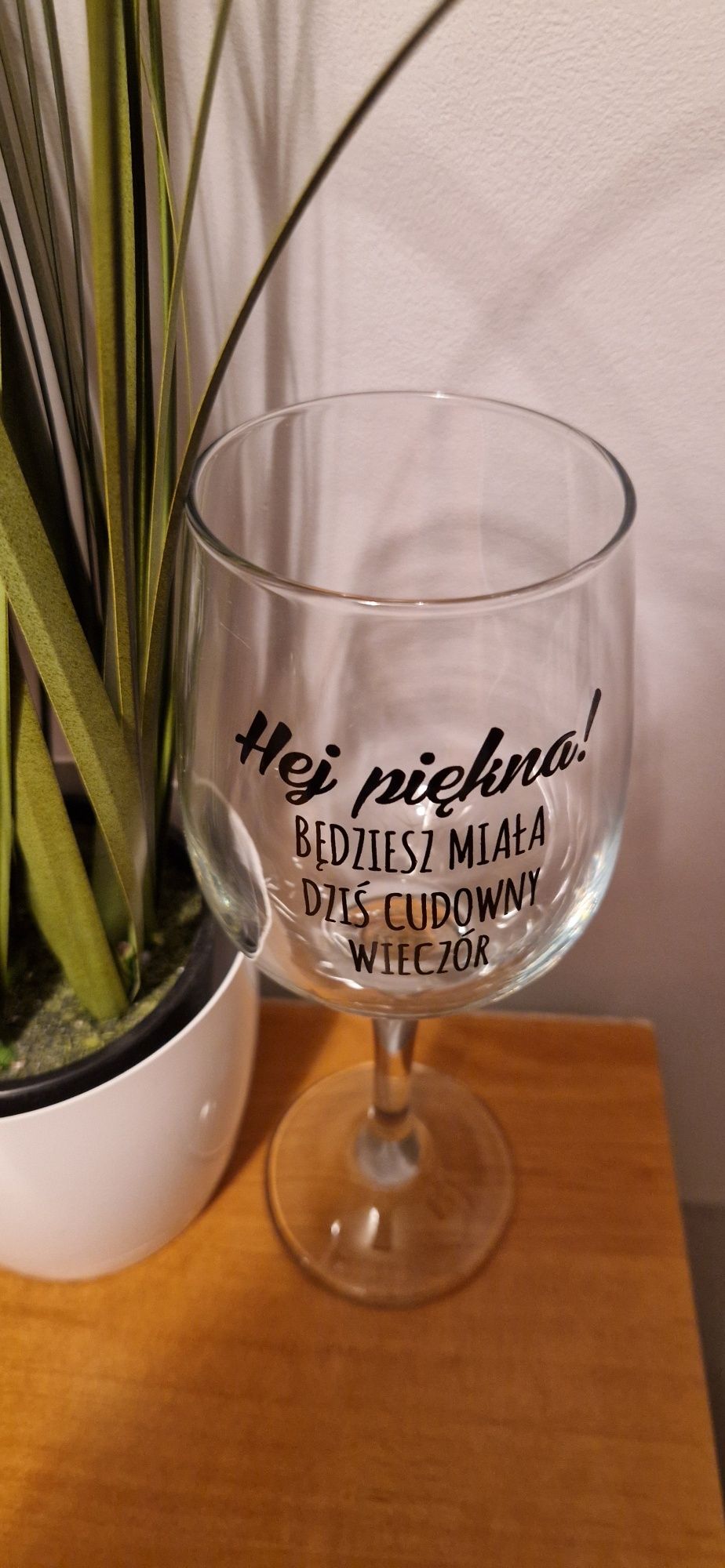 Kieliszek na wino, idealny na wieczór panieński
