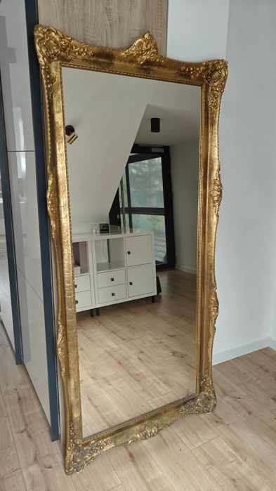 Bardzo duże lustro w złotej ramie