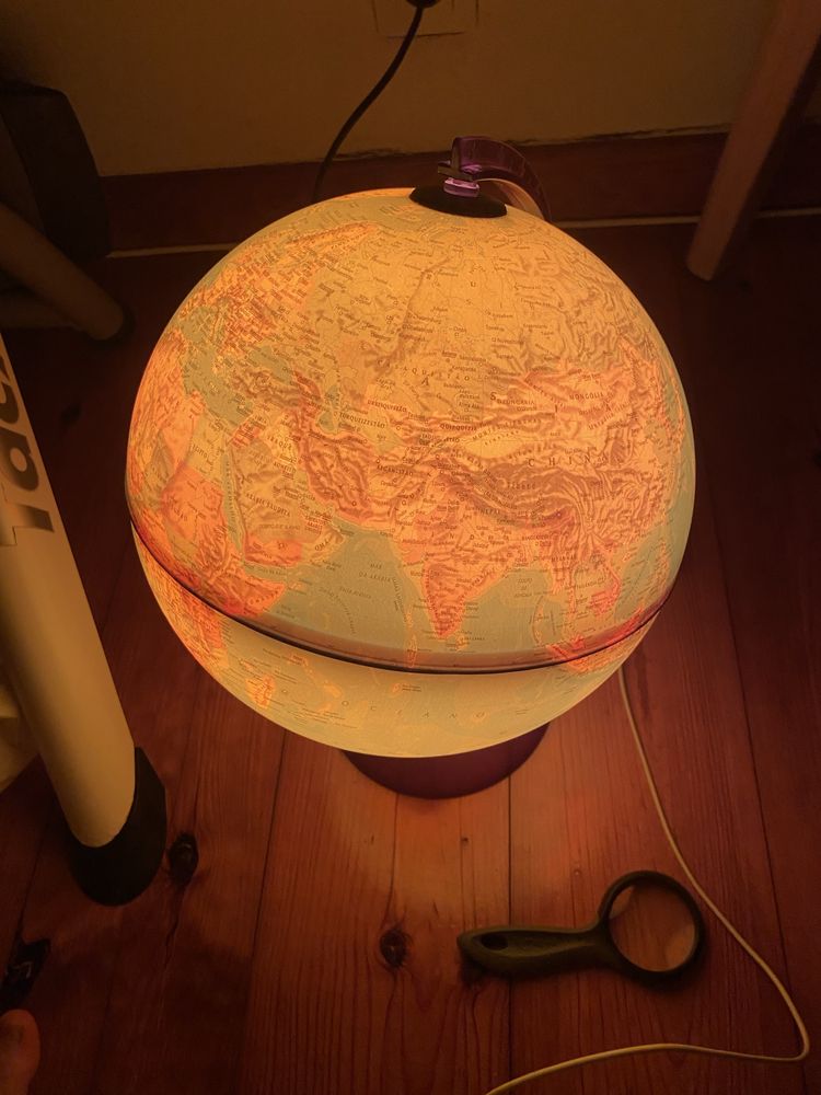 Globo terrestre iluminado