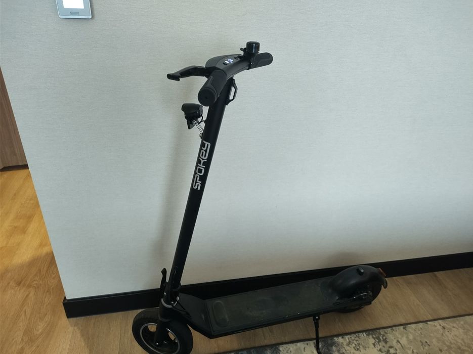 Hulajnoga elektryczna.