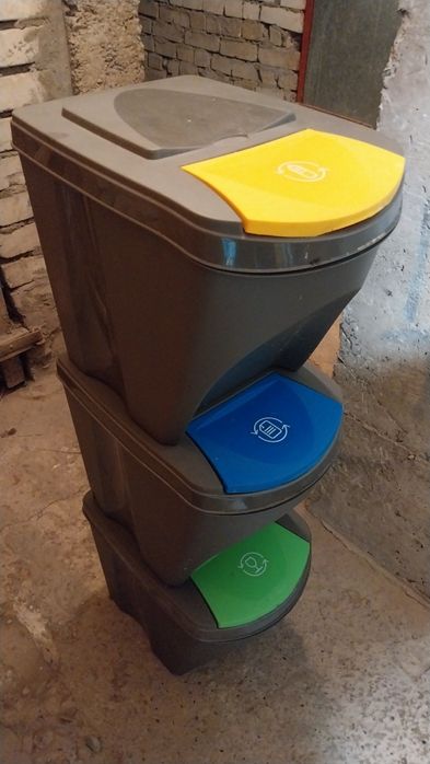 Pojemniki kosz na śmieci segregowane