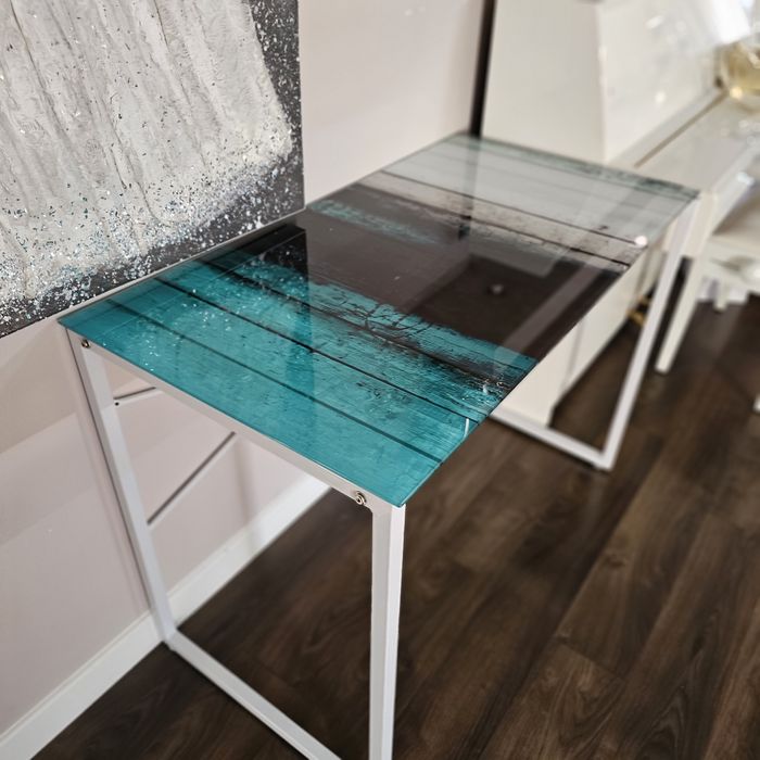 Biurko metalowe ze szklanym blatem.