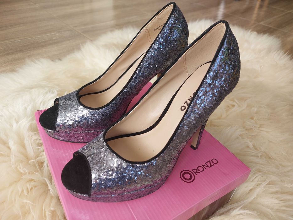 Продам блискучі сріблясті туфлі 36.5 р. Стан нових