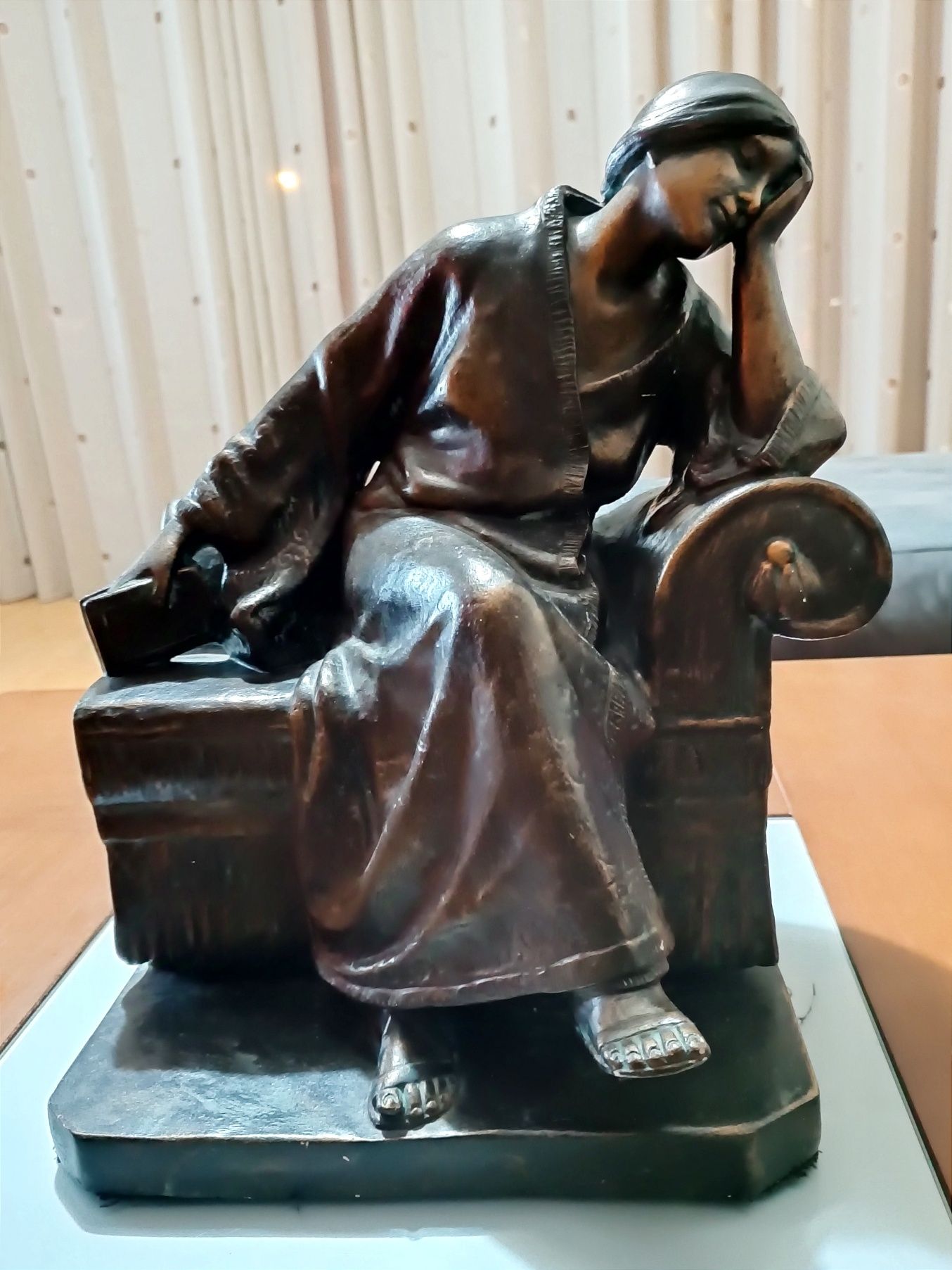 Estátua Decorativa "Virginia Wolf"
