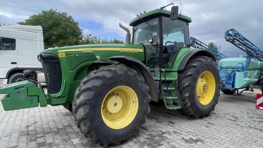 Трактор John Deere 8520