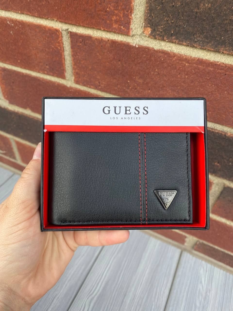 Guess портсане гаманець 
Новий.
Оригінал.
Розмір 11*9 см.
Всередині: в