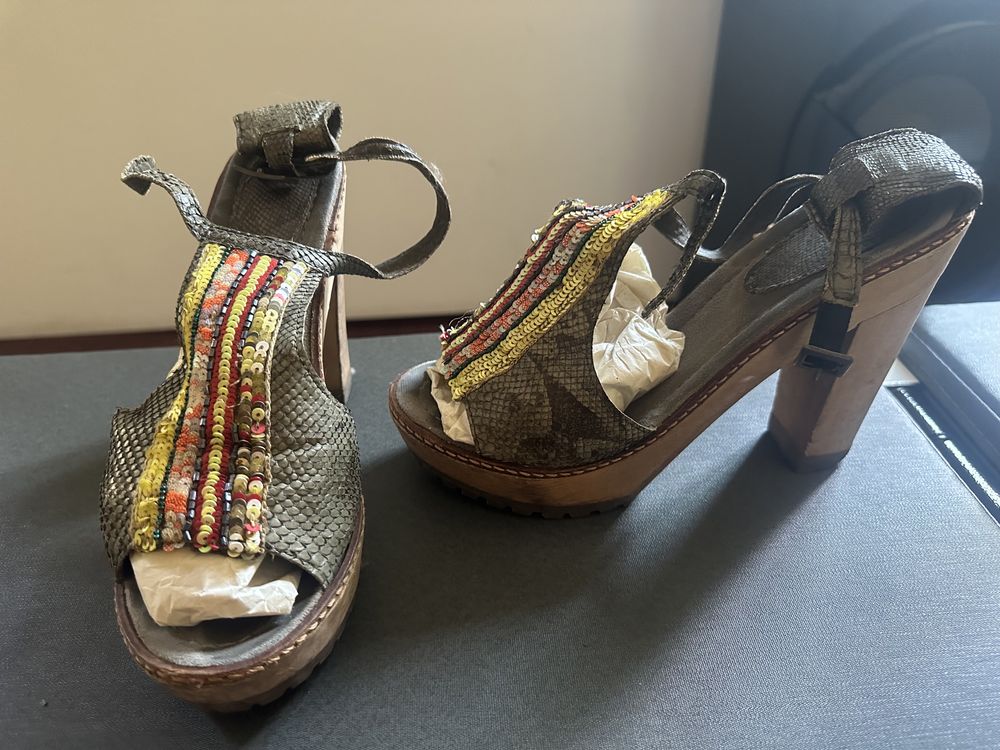 Sandalias salto e cunha de cor verde caqui com pedras de marca XUZ