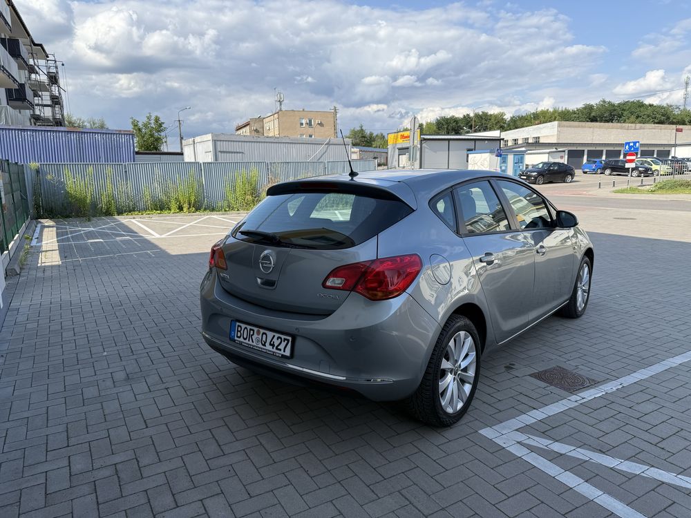Opel Astra j LIFT 1.4 benzyna swiezo sprowadzony z Niemiec