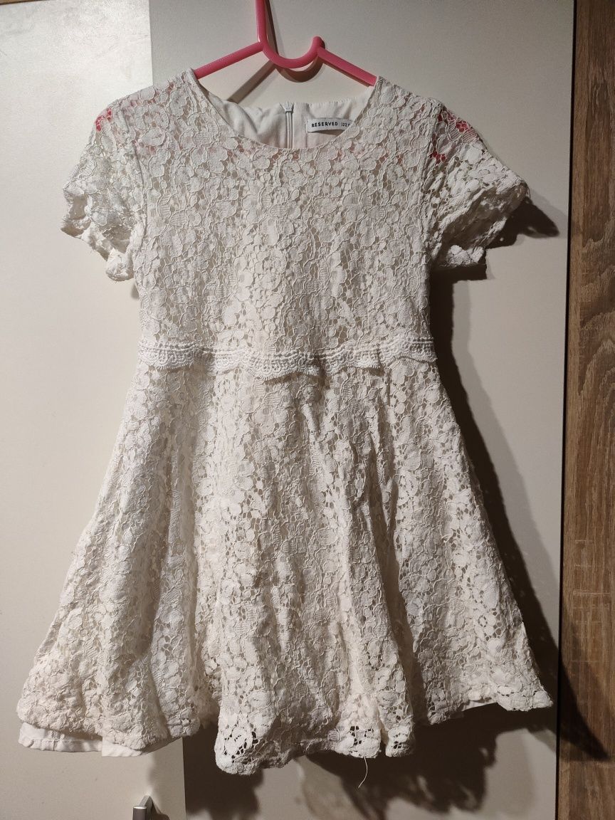 Biała koronkowa sukienka firmy Reserved r. 122