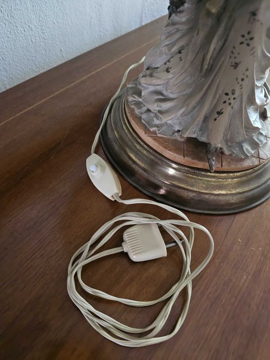 Candeeiro Vintage de Mesa com Figura Feminina e Criança
