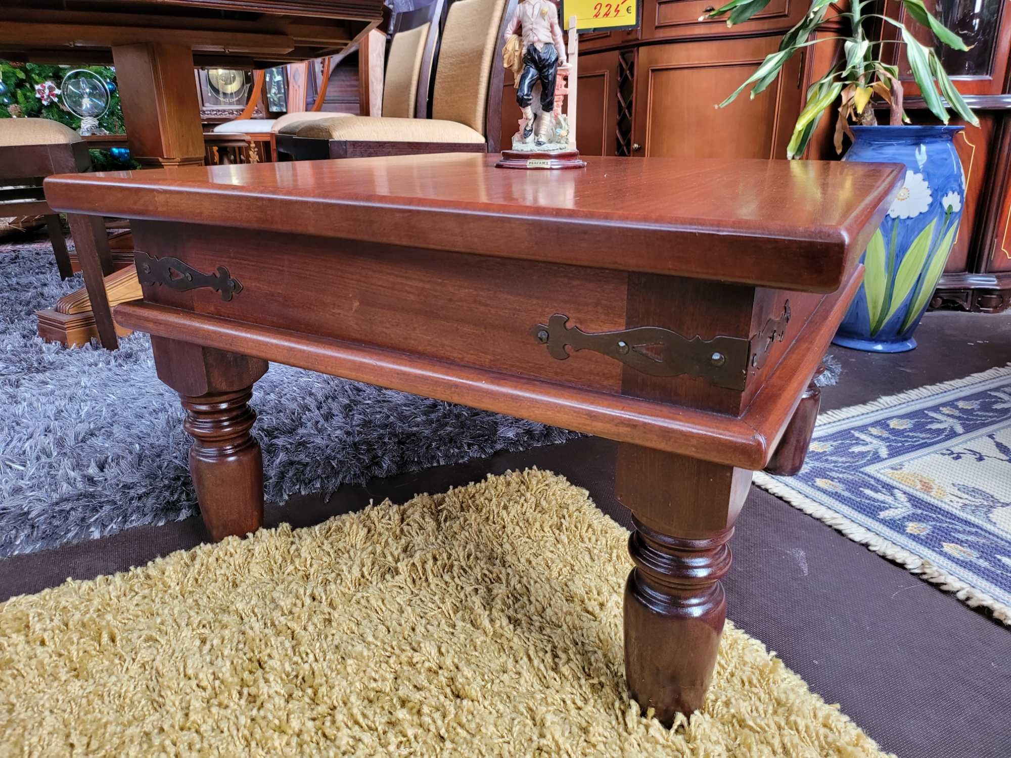 Mesa de centro em madeira maciça - Restaurada