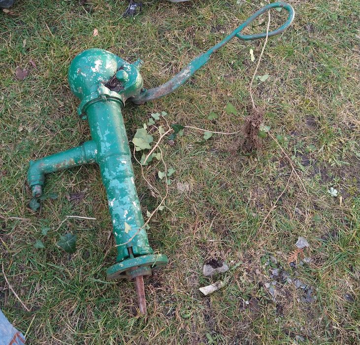 Stara pompa ogrodowa zeliwna