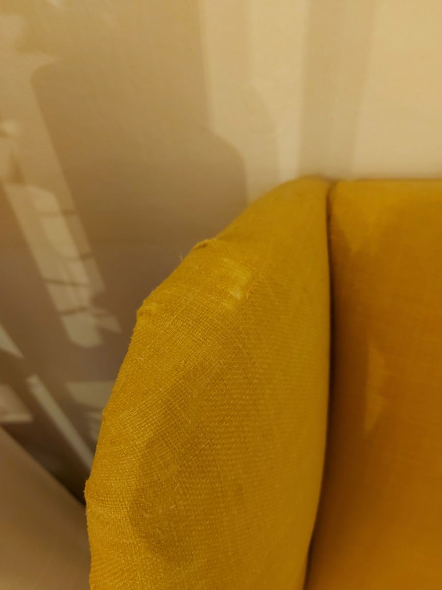 Żółty fotel Strandmon z podnóżkiem