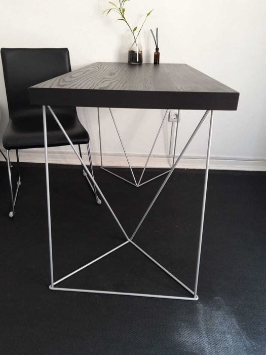 Mesa com tampo preto removível e pernas metálicas