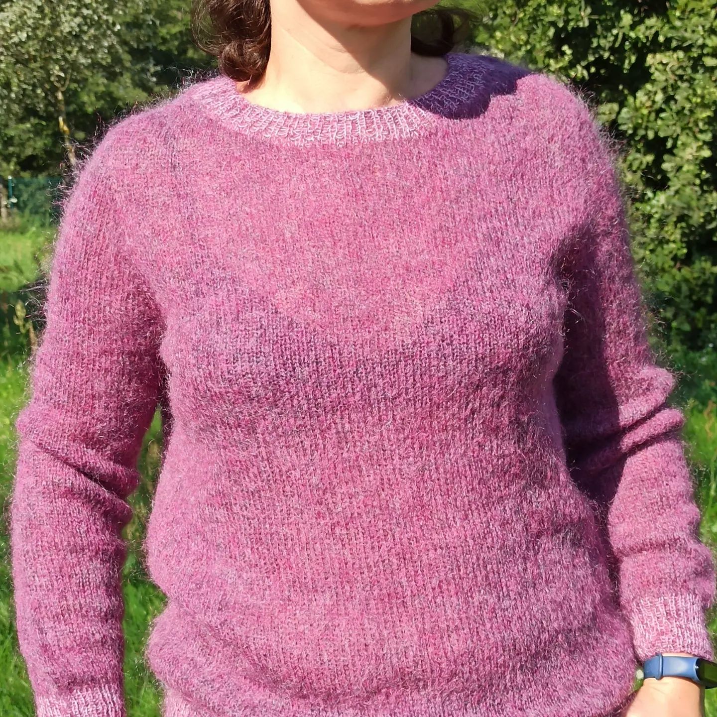 Sweter z moheru robiony na drutach