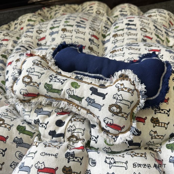 Зручна велика лежанка для котів або маленьких собак