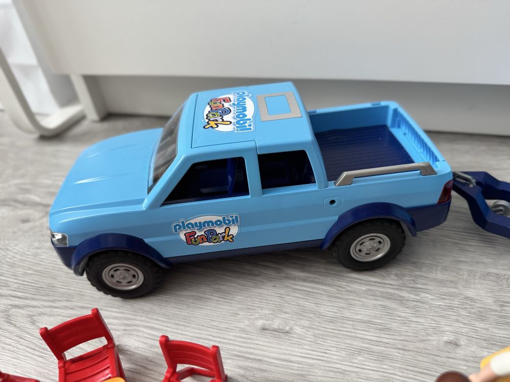 Playmobil auto pickup z przyczepą kempingową 9592