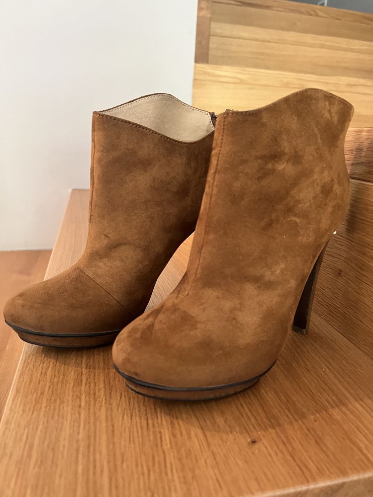 Buty damskie botki w kolorze camalowym ZARA