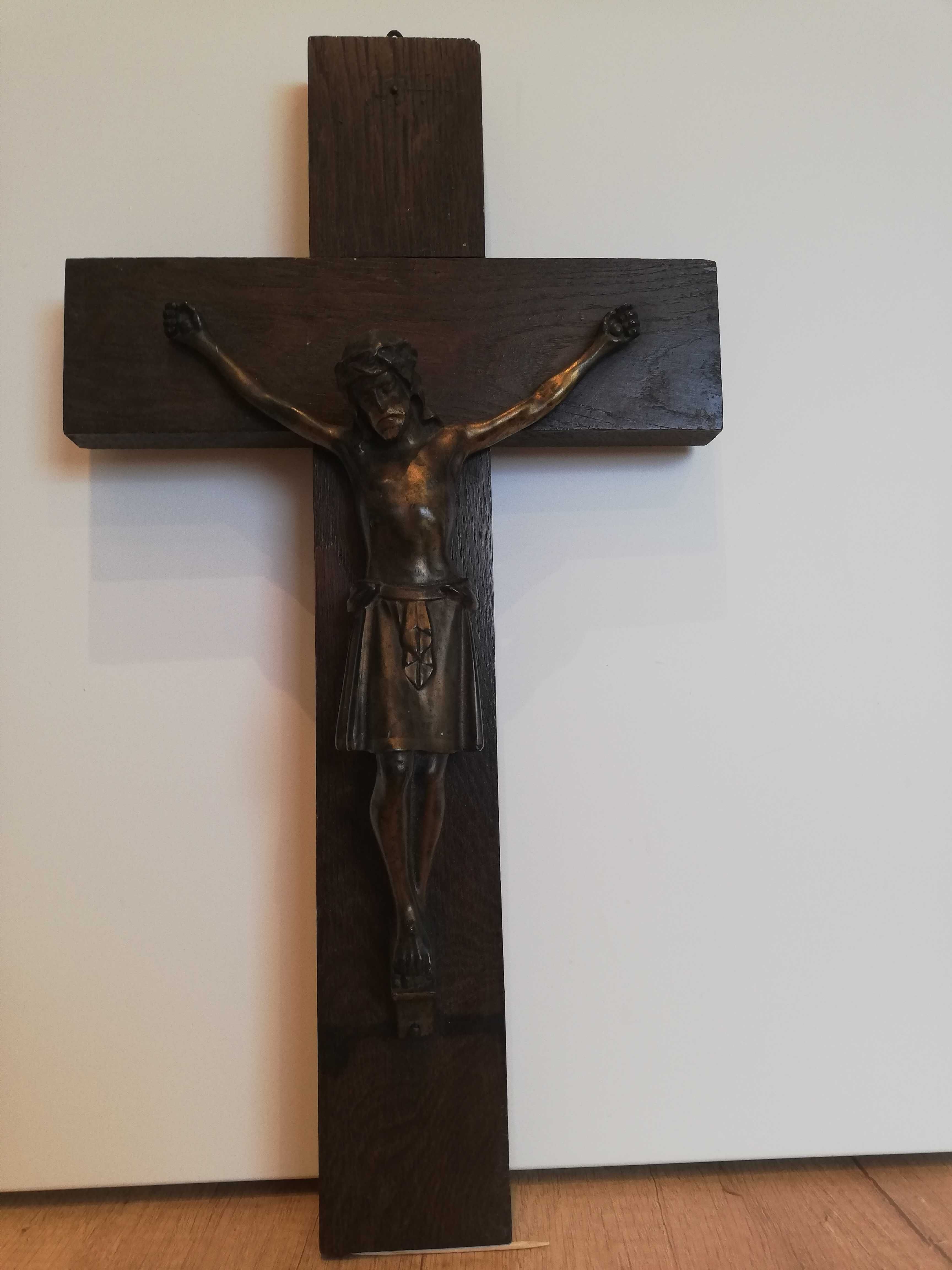 Krzyż dębowy z Chrystusem w koronie cierniowej