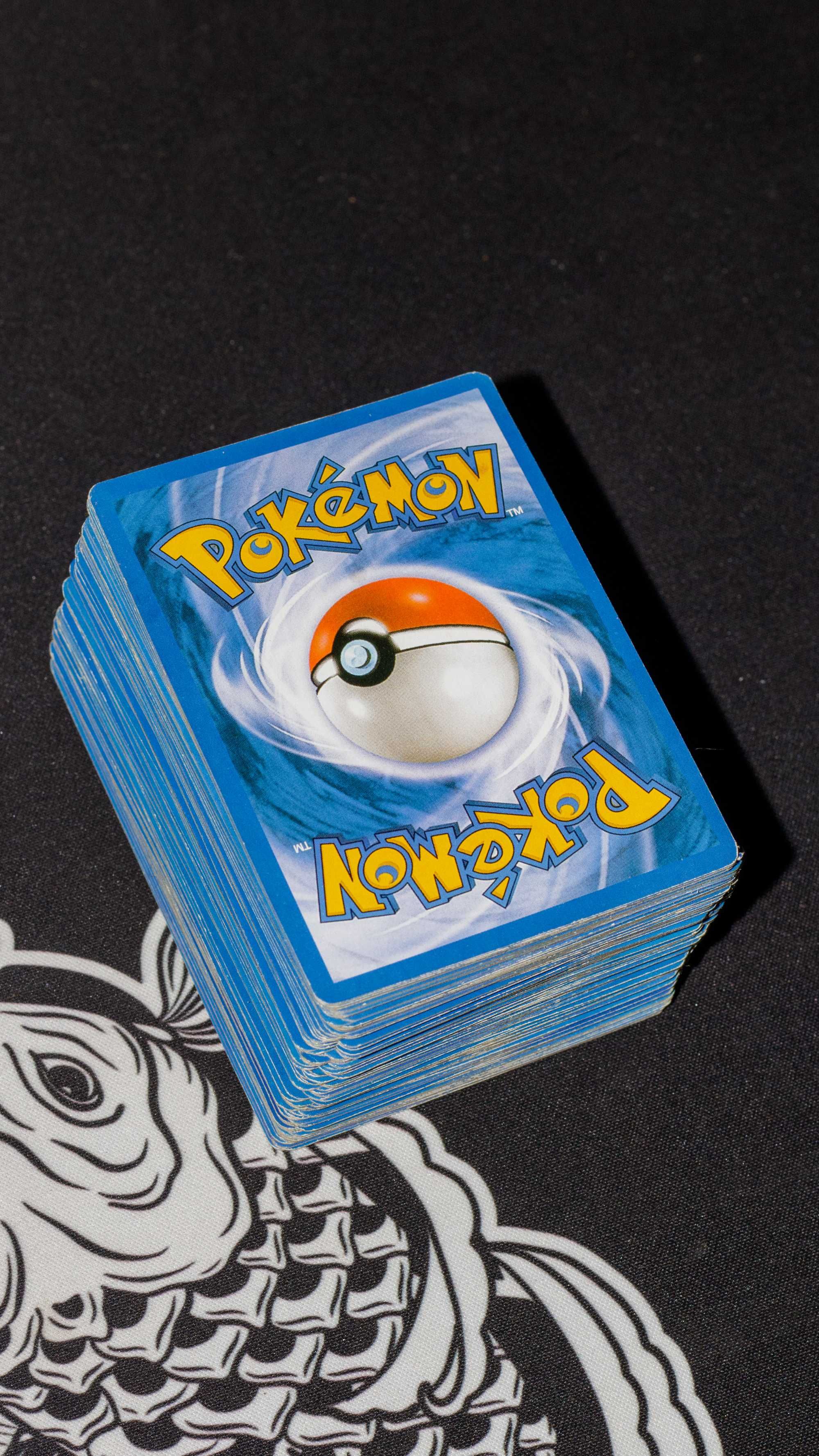 Diversas cartas de Pokemon
