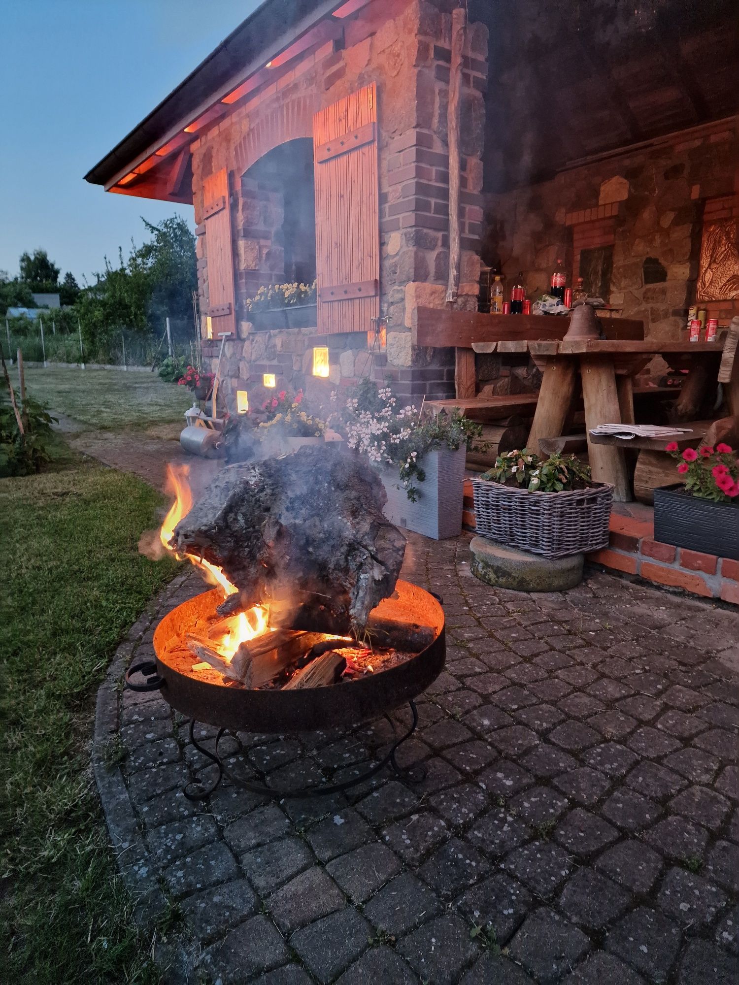Trójnóg grill ruszt na ognisko z paleniskiem.