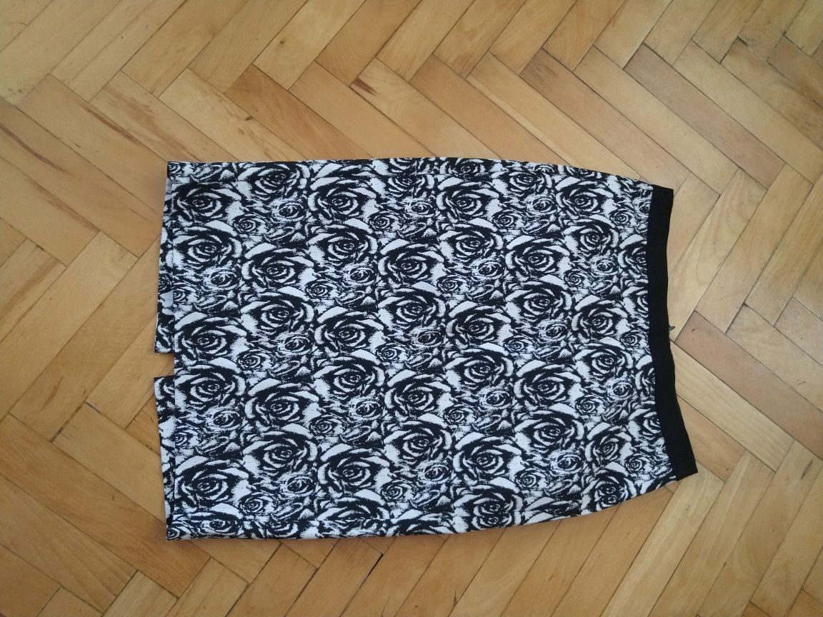 Spódnica Reserved 36 w czarne róże