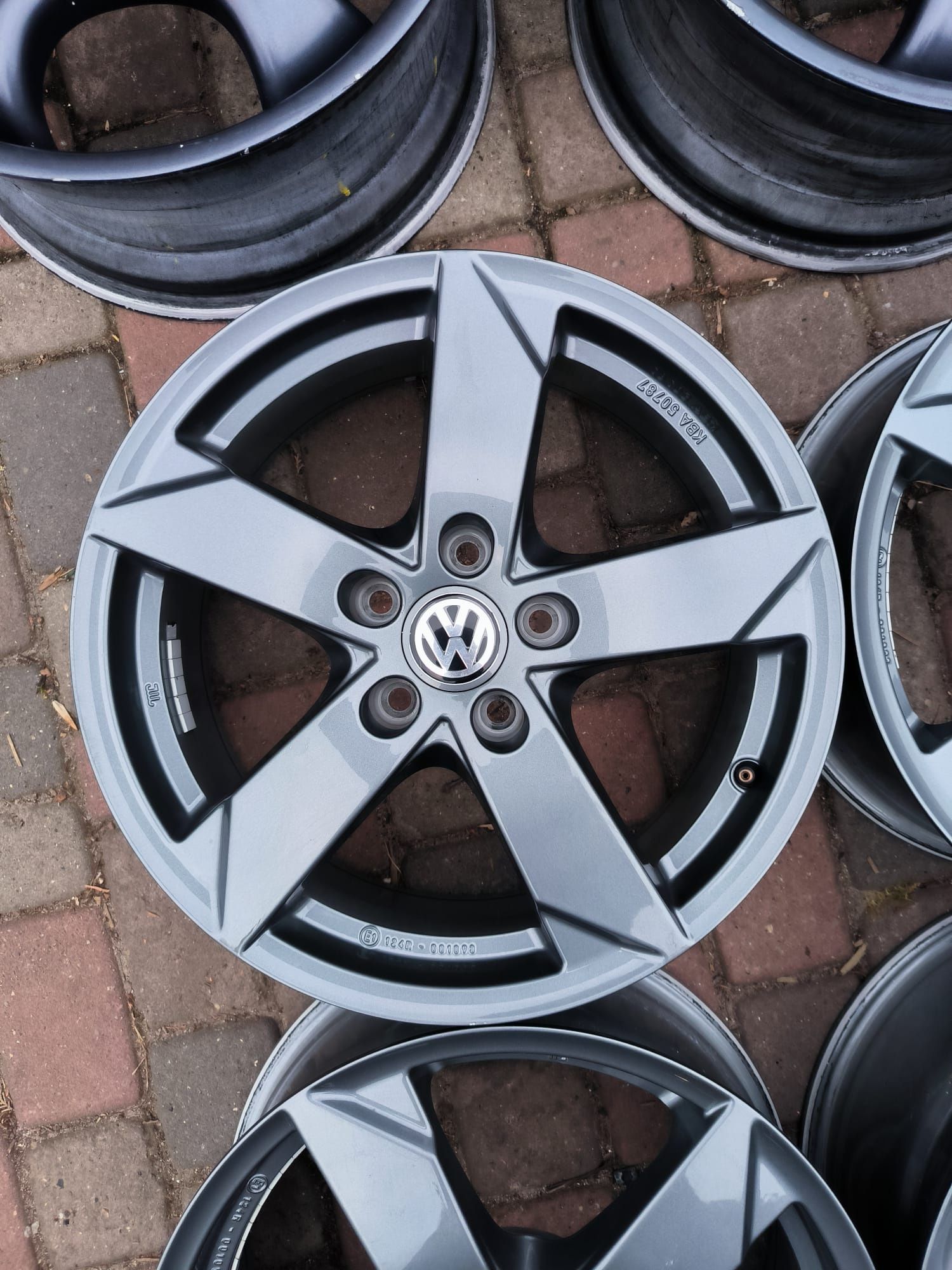 Felgi aluminiowe 17 Volkswagen Golf Passat Touran Sharan Tiguan 5x112