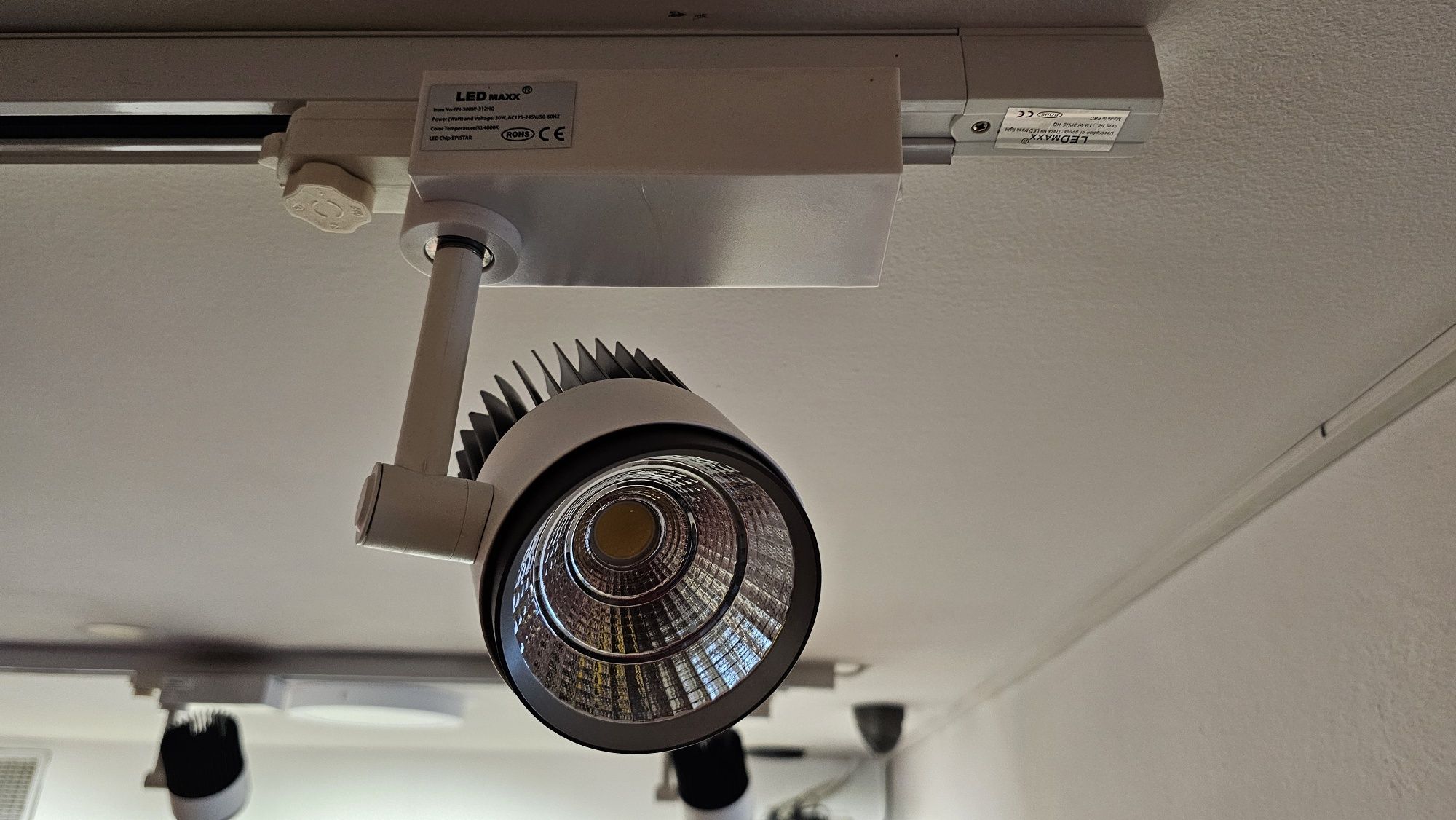 Oświetlenie sklepowe halogenowe led  komplet