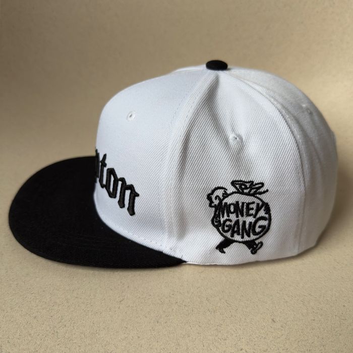Czapka Compton – biała z czarnym daszkiem | Nowa | Streetwear styl